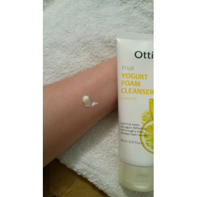 Ottie Фруктово-йогуртовая пенка для умывания с лимоном Fruit Yogurt Foam Cleanser Lemon (150 мл) Ottie Фруктово-йогуртовая пенка для умывания с лимоном Fruit Yogurt Foam Cleanser Lemon (150 мл)